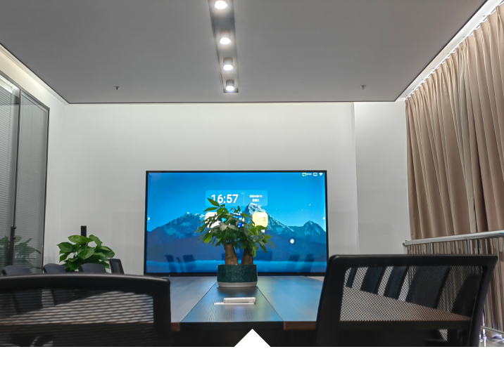 具备多媒体设备的商务会议室